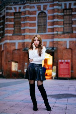 台湾正妹_ Dora周盈欣 街拍长靴黑丝皮裙 写真集[99P]